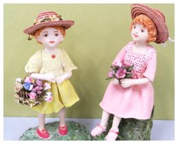 花を摘む女の子2人（紙粘土人形）